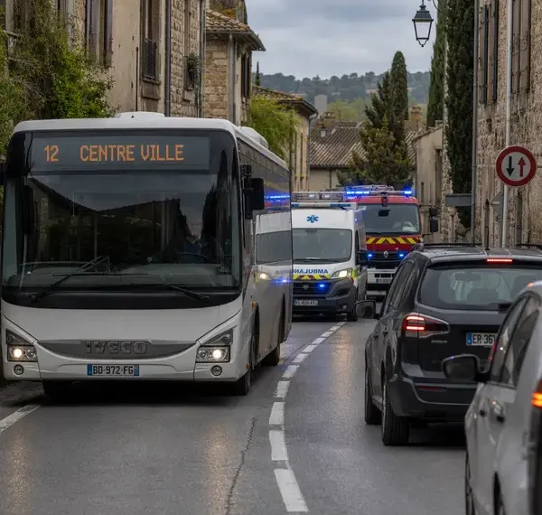 Véhicules de secours pris dans un bouchon